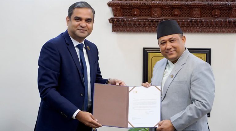 नेपालका लागि युएनएफपीएका नवनियुक्त प्रतिनिधि श्रीराम हरिदासद्वारा ओहदाको प्रमाणपत्र पेस