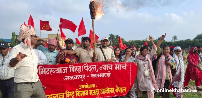 बालेनको उद्घोषस्थलबाटै थाले मिटरब्याज पीडितहरूले काठमाडौंको पैदल मार्च