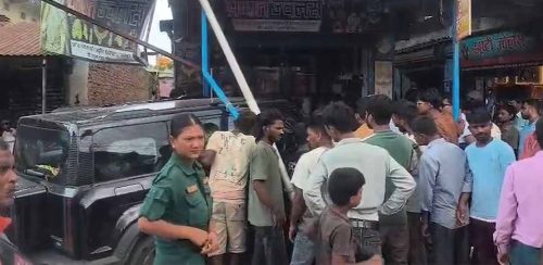 तीव्रगतिको कार पस्यो पसलभित्रै