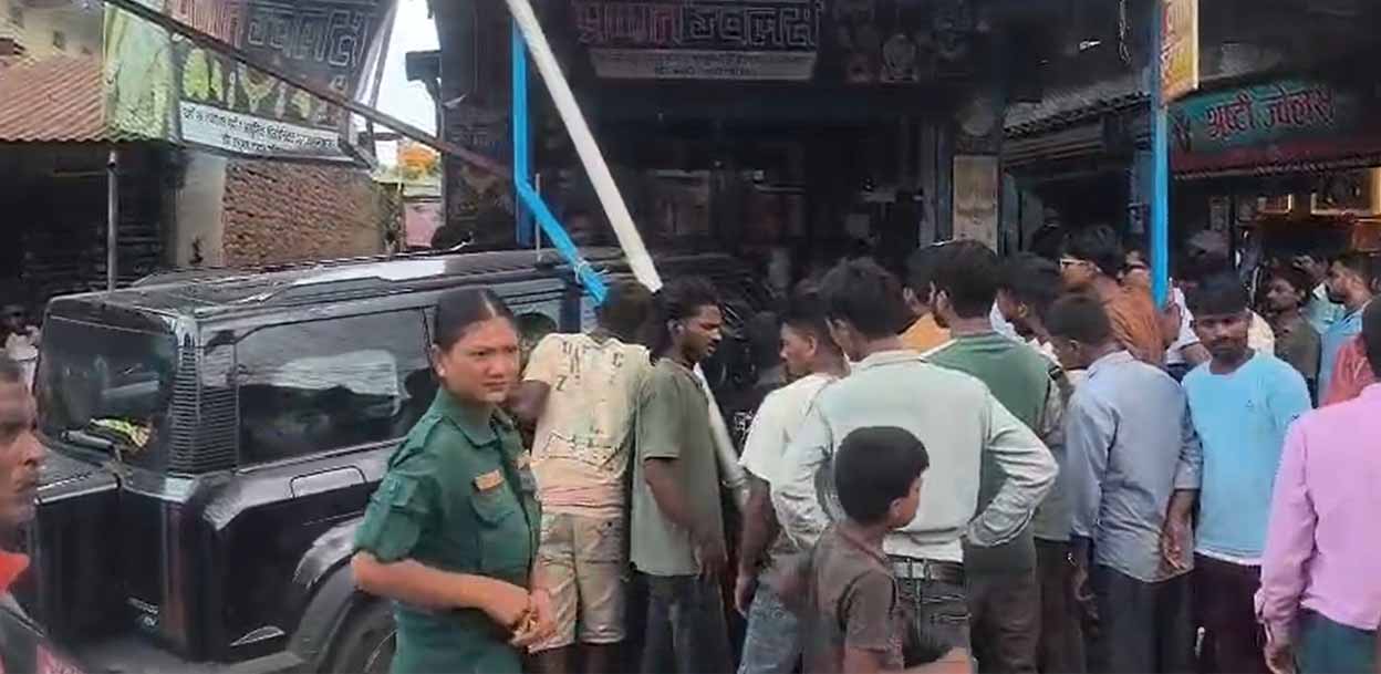तीव्र गतिको कार पस्यो पसलभित्रै