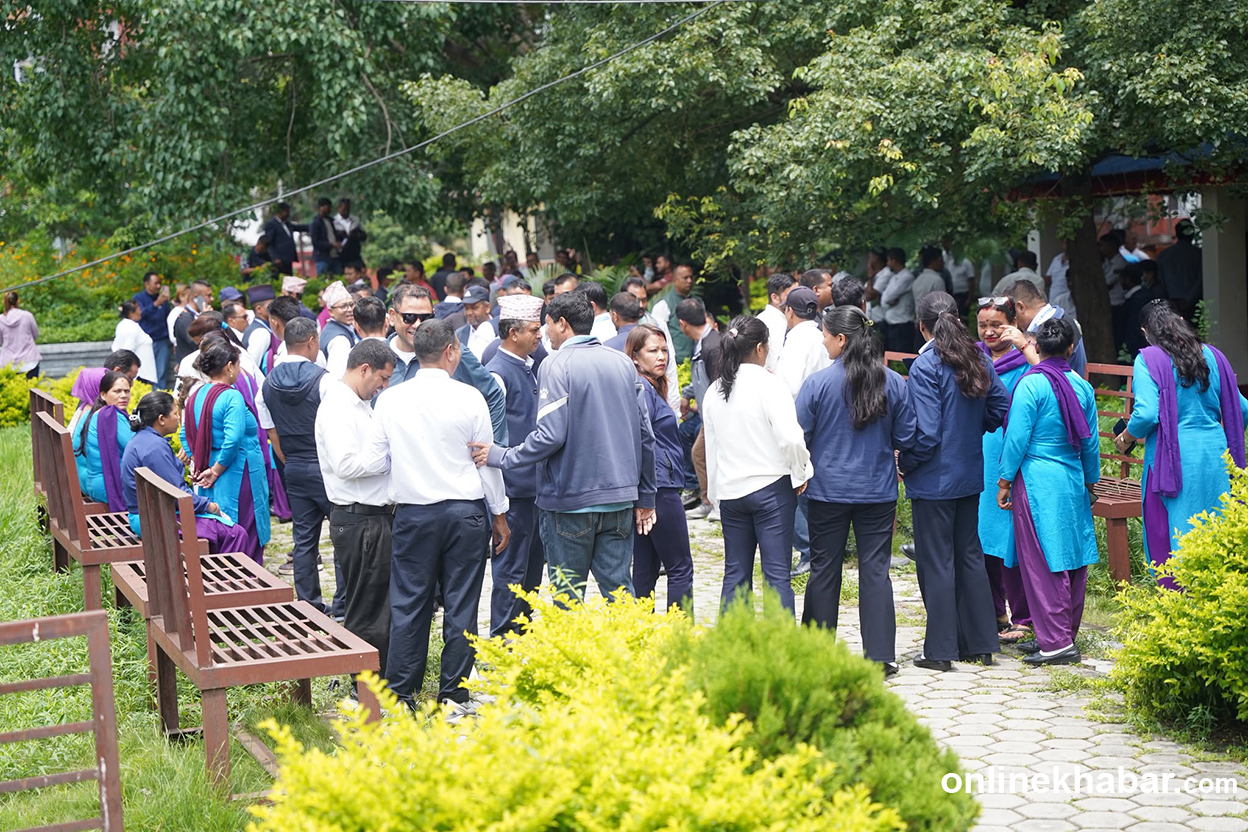 सिंहदरबारभित्र अस्थायी र ज्यालादारी कर्मचारीको प्रदर्शन (तस्वीरहरू)