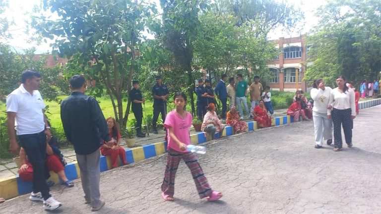 खाना नदिएको भन्दै होल्डिङ सेन्टरका सुकुमवासीहरू विरोधमा