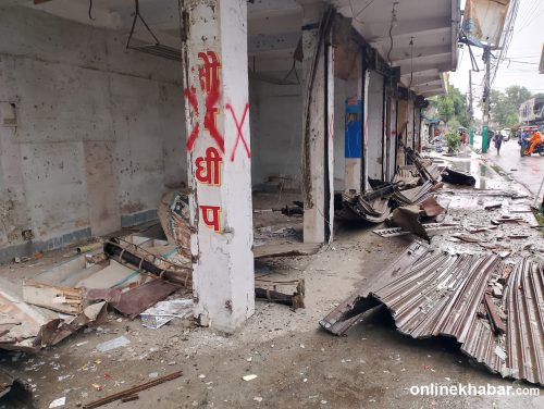 कोशी अस्पतालको जग्गामा बनाइएका संरचनामा चल्यो डोजर
