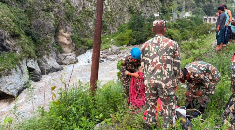 रसुवास्थित भोटेकोशी नदीमा ईभी गाडी खस्यो, चालकसहित बेपत्ता