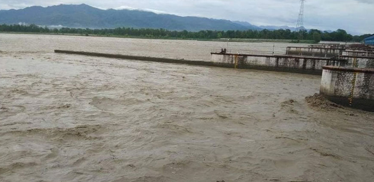 महाकालीको बहाव बढेपछि शारदा ब्यारेजमा चारपाङ्ग्रे सवारी सञ्चालनमा रोक