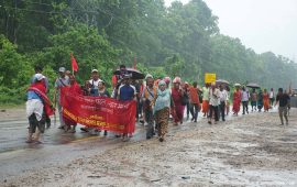 छाता अभावले मिटरब्याज पीडितको काठमाडौं केन्द्रित मार्च प्रभावित, चपुरमै रोकिए