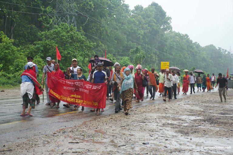 छाताको अभावले मिटरब्याज पीडितको काठमाडौं केन्द्रित मार्च प्रभावित, चपुरमै रोकिए