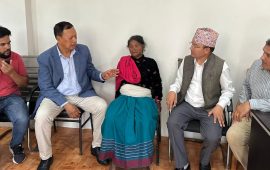 गणेश नेपालीको परिवारलाई मोहन बस्नेतले गरे एक लाख सहयोग, लिए छोरीलाई पढाउने जिम्मा