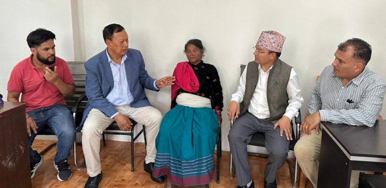 गणेश नेपालीको परिवारलाई मोहन बस्नेतले गरे एक लाख सहयोग, लिए छोरीलाई पढाउने जिम्मा