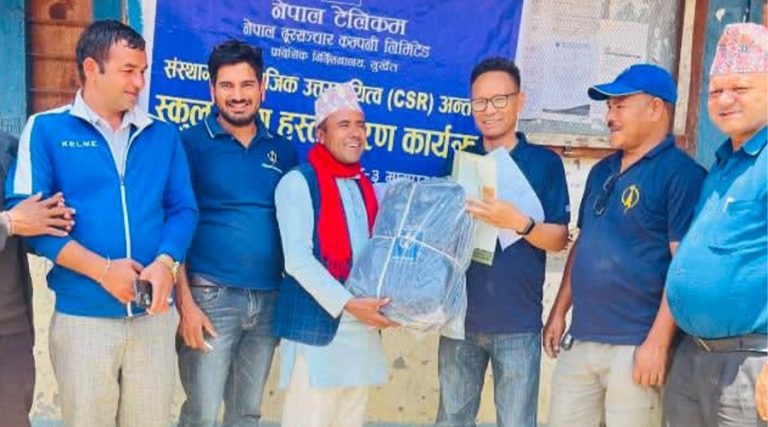 हुम्लाको बानदेव आधारभूत विद्यालयका विद्यार्थीलाई नेपाल टेलिकमद्वारा झोला प्रदान