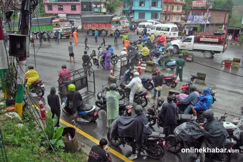 चितवनको फिस्लिङ र धादिङको जवाङ खोलामा पहिरो, गाडीहरु नागढुंगा नाकामा होल्ड