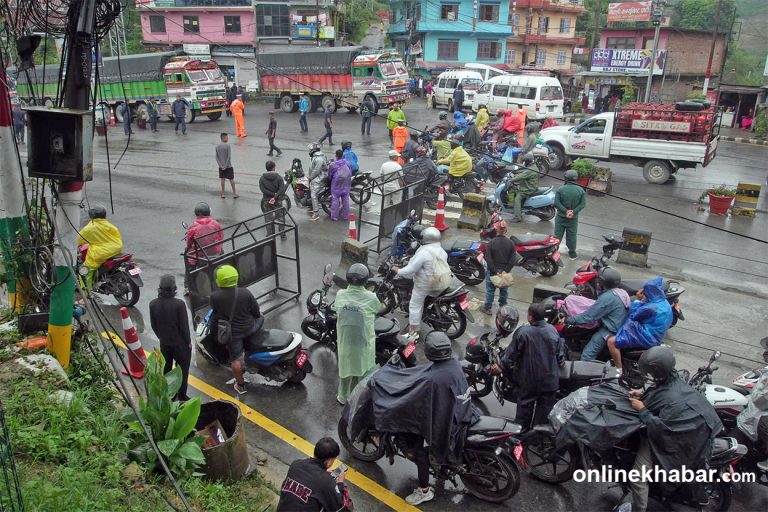 चितवनको फिस्लिङ र धादिङको जवाङ खोलामा पहिरो, गाडीहरु नागढुंगा नाकामा होल्ड