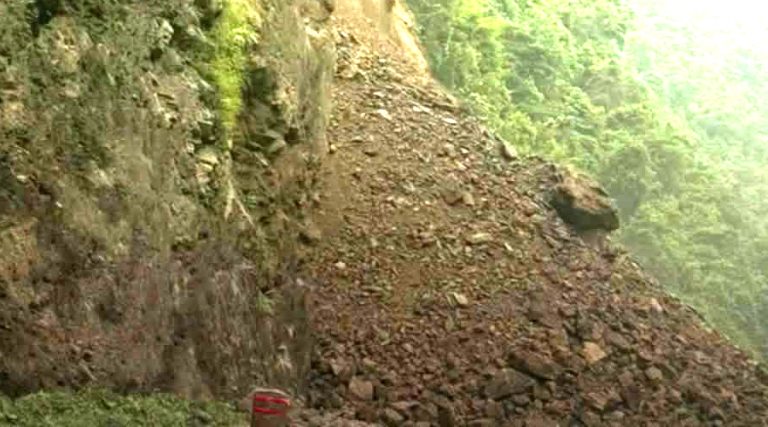 मुग्लिन-नागढुंगा सडकखण्डमा पहिरो खस्यो, सडक पूर्ण रूपमा अवरुद्ध