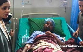 कप्तानगञ्ज घटनाका घाइतेसँग स्वास्थ्यमन्त्रीको भेट