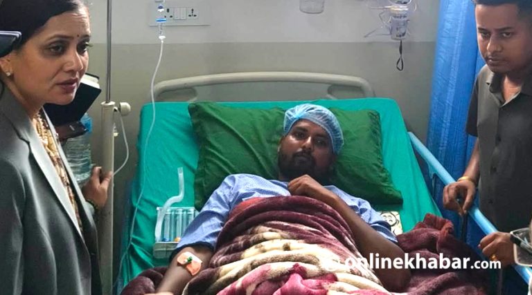 कप्तानगञ्ज घटनाका घाइतेसँग स्वास्थ्यमन्त्रीको भेट