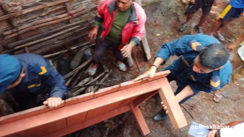बैतडीमा घर भत्किँदा तीन जना घाइते