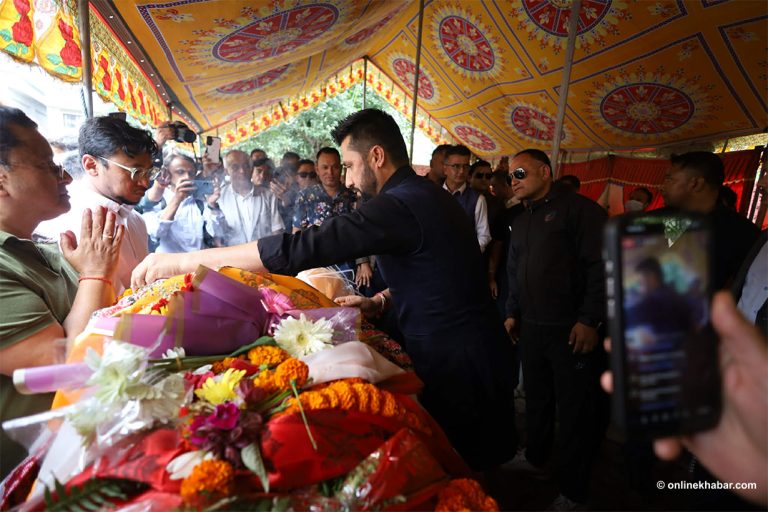 पूर्वउपप्रधानमन्त्री गोपालमान श्रेष्ठलाई श्रद्धाञ्जली दिन कांग्रेस कार्यालय पुगे रवि