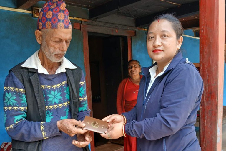 गुल्मीमा ११०० बढीलाई घरमै राहदानी वितरण