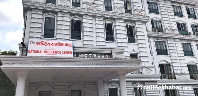 नयाँ सरकार बनेयता सात हजार कर्मचारीमाथि कारबाही सिफारिस