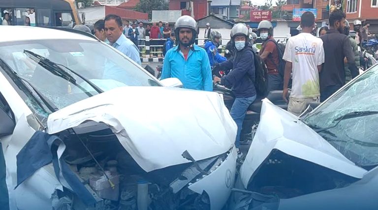 काठमाडौंमा पाँचवटा सवारी साधन आपसमा ठोक्किँदा १० जना घाइते