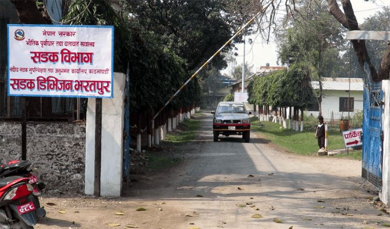 भरतपुर बाइपास सडक विस्तारको ठेक्का तोडियो