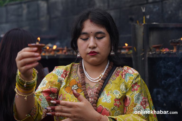 पशुपतिमा साउने सोमबारका दर्शनार्थी (तस्वीरहरु)