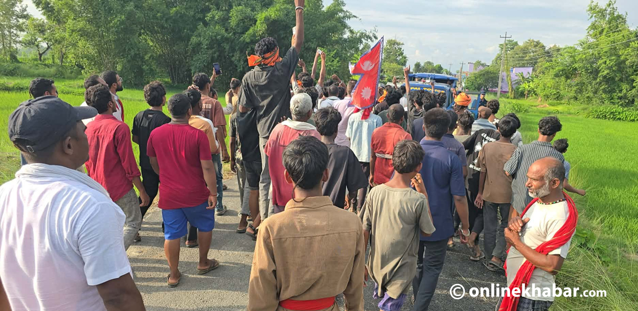 गृहमन्त्री पुग्नुअघि सिरहाका मृतक गणेश यादवको घर नजिक तनाव