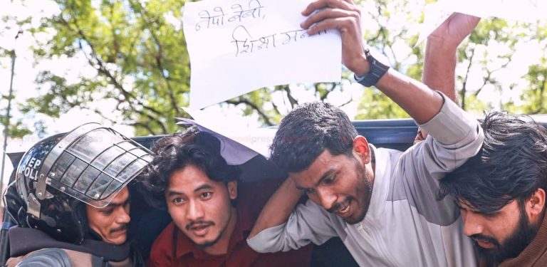 शिक्षामन्त्री पोखरेल विरुद्ध त्रिविमा विद्यार्थीको प्रर्दशन