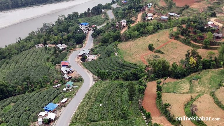 सडक सुविधाले फर्काउँदै गाउँले