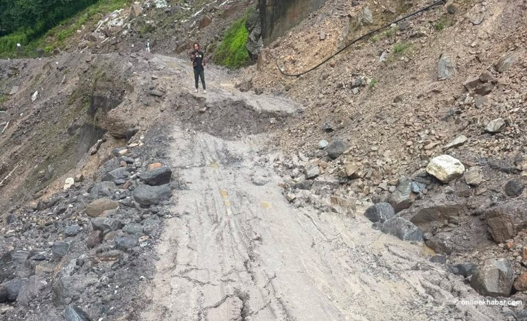 इकोमा सडक भासिंदा तातोपानी नाका पुनः ठप्प
