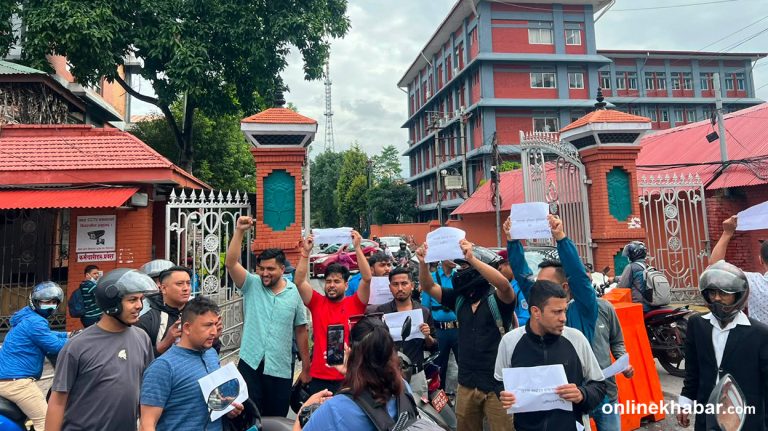 सिंहदरबार दक्षिण गेट अगाडि मोटरसाइकल पार्किङ गरेर एमाले अखिलको प्रदर्शन