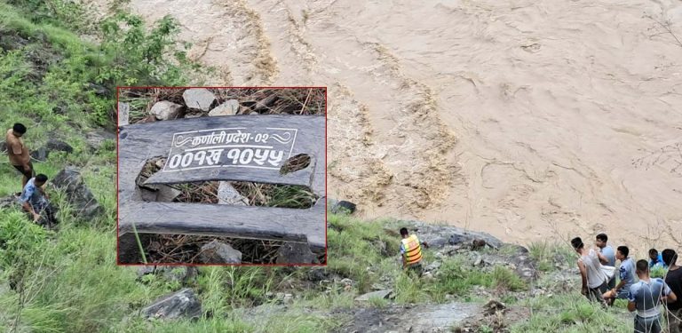 कर्णालीमा खस्यो बस, भिरमा अड्किएको एउटा शव निकालिँदै