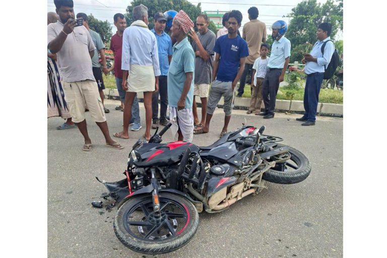 सिरहामा स्कुल बसले मोटरसाइकललाई ठक्कर दिंदा एक जनाको मृत्यु, २ जना घाइते