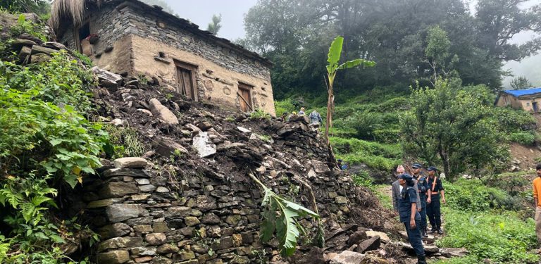 बडीमालिकाका १६ घर पहिरोको जोखिममा