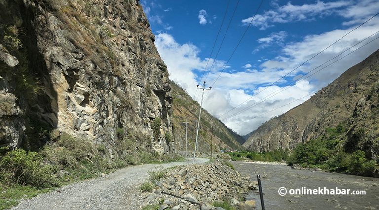 बाढीपहिराका कारण आठ राजमार्ग अवरुद्ध