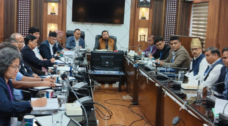 अस्तव्यस्त रूपमा झुण्डिएका विद्युत् र इन्टरनेटका तार हटाउन निर्देशन