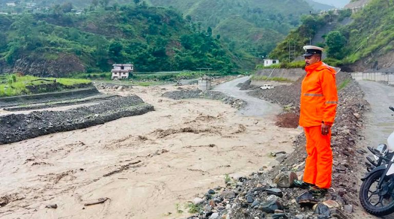 बाढीले डाइभर्सन बगाएपछि बीपी राजमार्गको काभ्रे सडक खण्ड अवरुद्ध