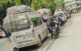 बीपी राजमार्गमा ‘होल्ड’ गरिएका यात्रु बोकेका सवारीलाई प्रहरी स्कर्टिङमा भकुण्डे ल्याइँदै