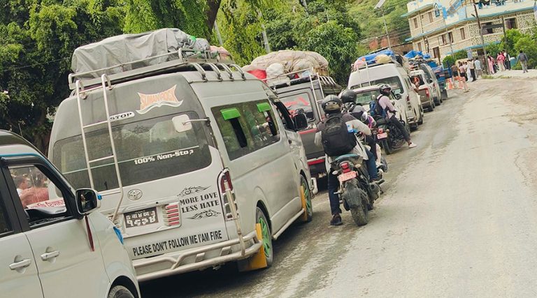 बीपी राजमार्गमा ‘होल्ड’ गरिएका यात्रु बोकेका सवारीलाई प्रहरी स्कर्टिङमा भकुण्डे ल्याइँदै