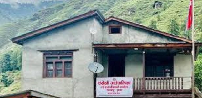शिक्षक खोज्दै पालिका कार्यालय पुगे विद्यार्थी