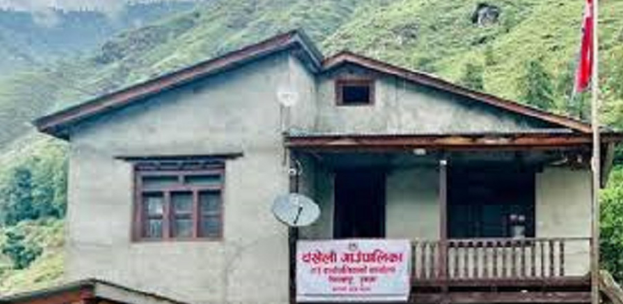 शिक्षक खोज्दै पालिका कार्यालय पुगे विद्यार्थी