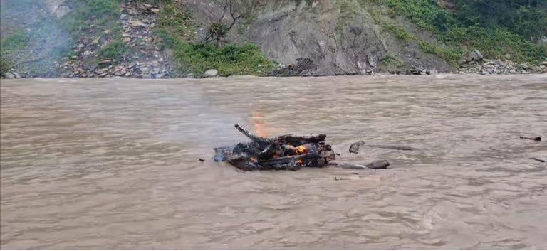 धनकुटाको मुलघाटमा बाढीले बगायो जलिरहेको चिता