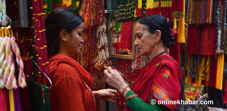 साउन लागेसँगै इन्द्रचोकको पोते बजारमा भ्याइ नभ्याइ (तस्वीरहरू)