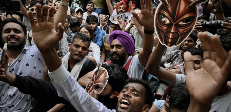कक्रोच पार्टीको ‘संसद् चलो’ अभियानले तताएको भारतीय राजनीति