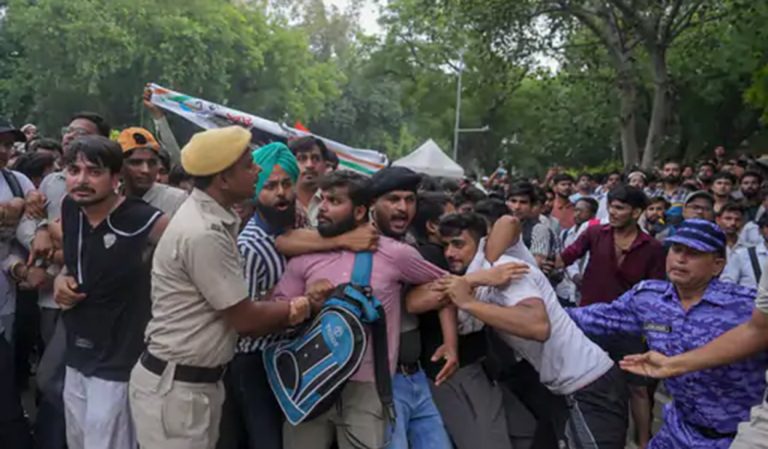 दिल्लीमा कक्रोच जनता पार्टीको प्रदर्शन, प्रहरी लाठीचार्जका बीच संसद्‌तर्फ बढे प्रदर्शनकारी