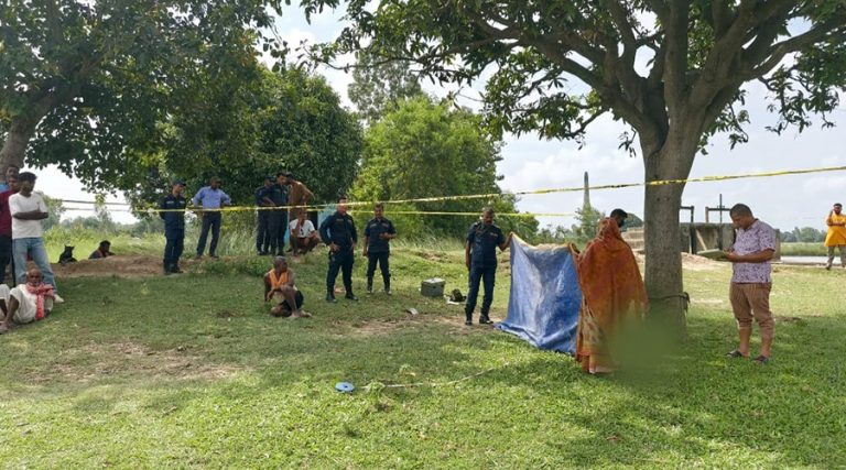 सिरहामा खोला किनारमा महिलाको शव फेला