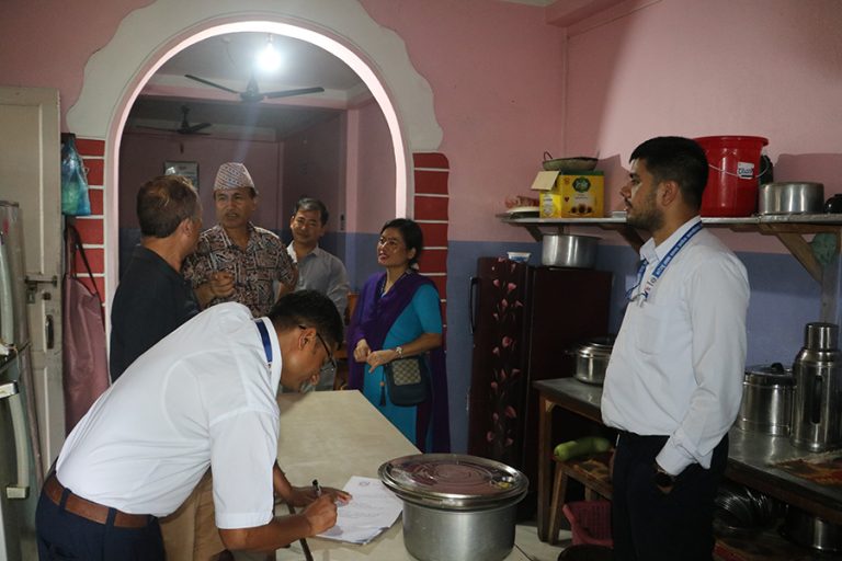 धनकुटा बजारका होटलमा छड्के अनुगमन, एक होटललाई १५ हजार जरिवाना
