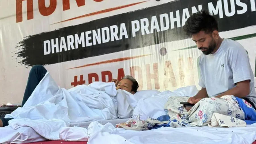 अभिजीतको आरोप : मोदीको मुख्य काम पार्टी फुटाउनु र विश्व भ्रमण गर्नु हो