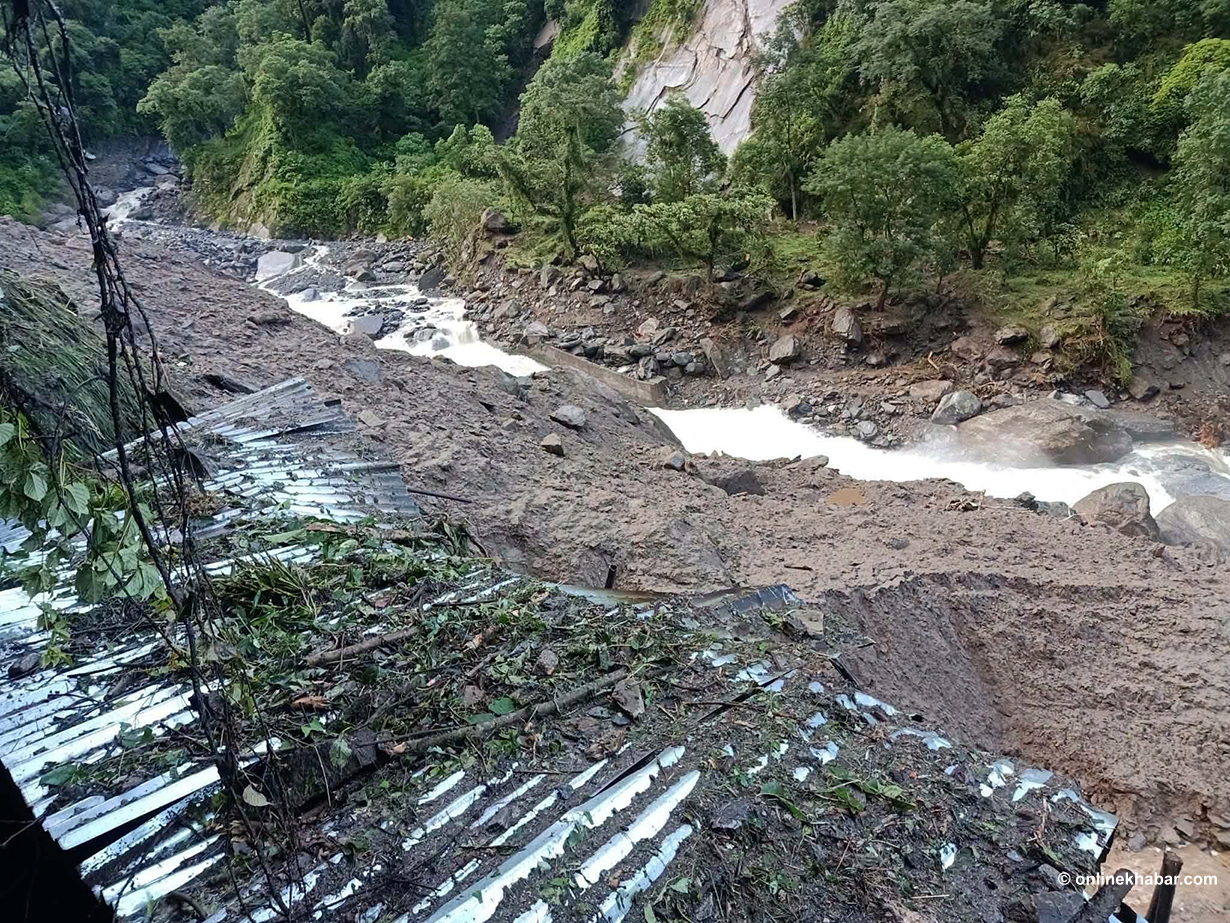दोलखाको गौरीशंकरमा बाढीपहिरो : एकजना बेपत्ता, ४ जना उद्धारको पर्खाइमा