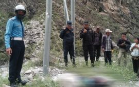 डोल्पामा विद्यालयबाट फर्किँदै गरेका एक बालक सडकमा मृत फेला